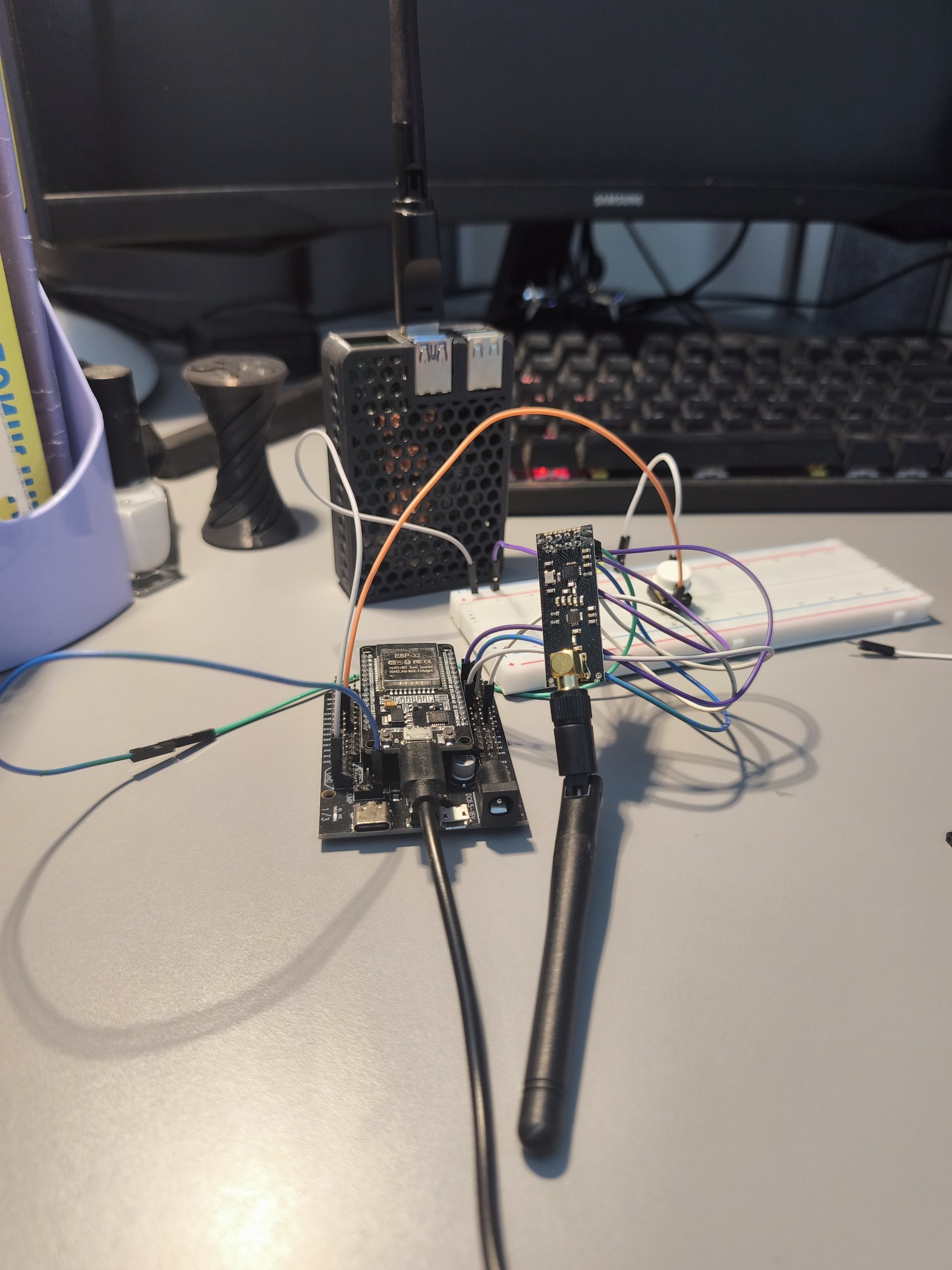 Плата ESP32 з підключеними датчиками